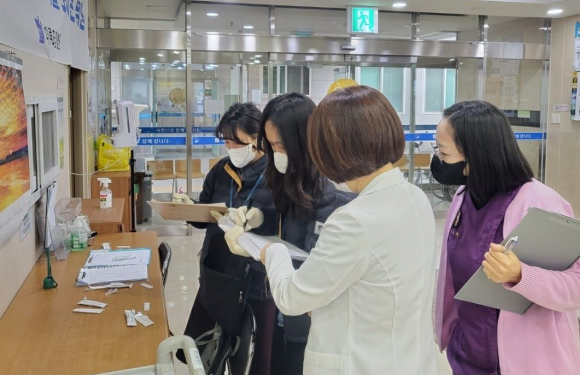 22일 지역의 어느 한 감염취약시설을 방문해 관계자들과 함께 방역 현장 점검을 하고 있다.