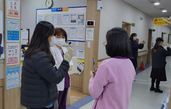 22일 지역의 어느 한 감염취약시설을 방문해 관계자들과 함께 방역 현장 점검을 하고 있다.
