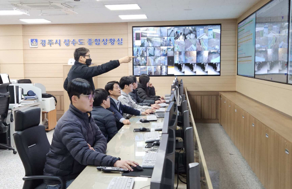장진 맑은물사업본부장을 포함한 직원들이 설맞이 상수도 종합상황실에서 현장상황을 점검하고 있다.