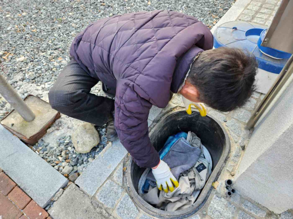 겨울철 기동복구반이 지역 한 가구를 방문해 수도관 동결 또는 누수지에 대한 긴급 복구에 나서고 있다.