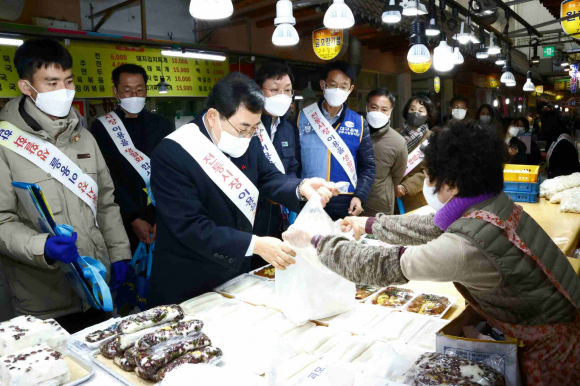 주낙영 시장이 지난해 1월 중앙시장을 방문해 제수용품을 구입하고 있다.