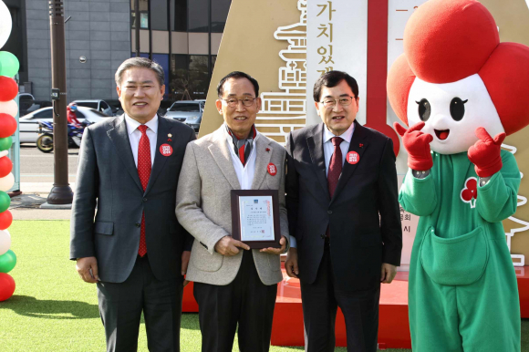구승회 대한노인회 경주시지회장이 희망2024 나눔캠페인에 참석해 감사패 수령 후 주낙영 시장(우)과 이철우 의장(좌)과 함께 기념촬영을 하고 있다.