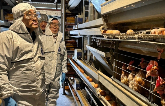 주낙영 경주시장이 1일 산란계농가와 거점소독시설을 찾아 조류인플루엔자(AI) 방역사항을 점검하고 양계 농민과 방역 근무자를 격려했다.