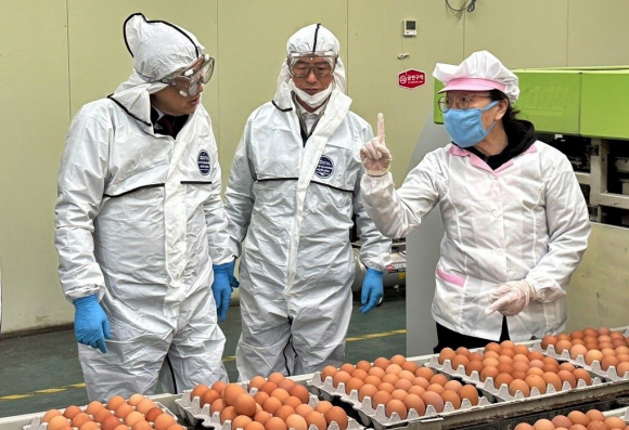 주낙영 경주시장이 1일 산란계농가와 거점소독시설을 찾아 조류인플루엔자 방역사항을 점검하고 양계 농민과 방역 근무자를 격려했다.