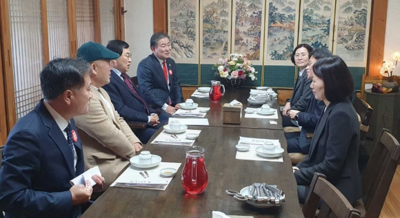 주낙영 경주시장이 지난 31일 경주에 소재한 어느 한 식당에서 유국희 원자력안전위원회 위원장(오른쪽 중간)을 포함한 관계자들을 만나 지역 현안사업에 대해 논의하고 있다.