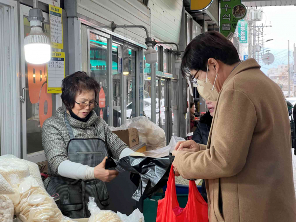 경주교육지원청 2일 설 명절을 맞이해 성동시장 일원에서 직원 40여 명과 함께 ‘전통시장 장보기’ 행사를 실시했다.