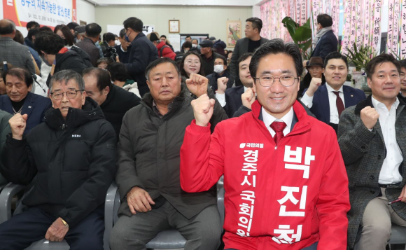 국민의힘 경주시선거구 박진철 예비후보는 지난 3일 중앙시장 사거리에 위치한 선거사무소 개소식을 개최했다.