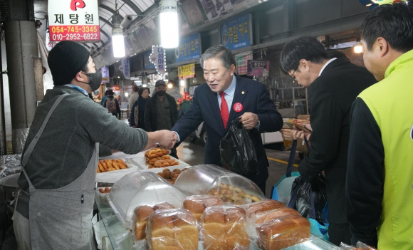 경주시의회는 설을 앞두고 전통시장 장보기 행사를 가졌다.