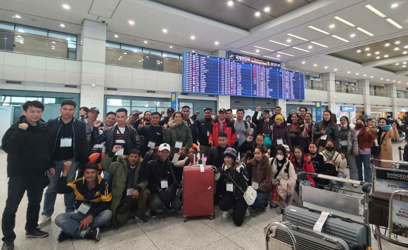 경주시가 지난해 이어 올해도 외국인 계절근로자 제도를 도입하는 가운데, 지난달 29일 인천국제공항을 통해 입국한 캄보디아 국적의 외국인 계절근로자들이 입국 직후 기념촬영을 하고 있다.