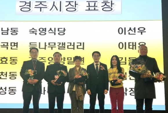 김성학 부시장이 수상자들과 기념촬영을 하고 있다.
