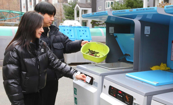 경주시가 쓰레기 감량 효과 등이 우수한 음식물류 폐기물 전자태그(RFID) 기반 처리기 설치 사업을 확대한다. 공동주택 입주민들이 RFID 음식물 처리기릍 통해 음식물 쓰레기를 배출하고 있다.