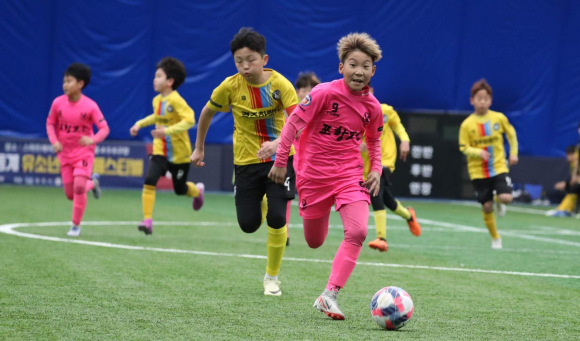 17일 경주스마트에어돔에서 2024 경주 유소년 축구 페스티벌 대회가 펼쳐지고 있다.