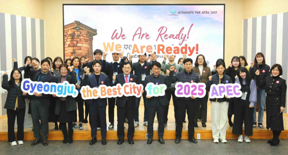 경주시는 지난 16일 시청 대회의실에서 ‘경주애(愛) 글로벌 공무원 서포터즈단’을 발족식을 개최한 후 주낙영 경주시장과 서포터즈들이 기념촬영을 하고 있다.