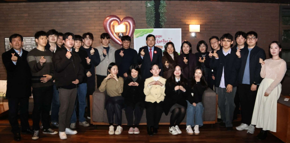 주낙영 시장이 지난 16일 지역 내 한 카페에서 ‘시장과 함께하는 미래 행복 육아둥이 톡톡 토크’를 주재하고 기념활영을 했다. .