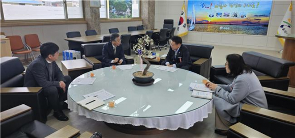 조성돈 한국원자력환경공단 이사장(왼쪽에서 두 번째)이 손병복 울진군수(왼쪽에서 세 번째)에게 고준위특별법 제정과 관련한 설명을 하고 있다.
