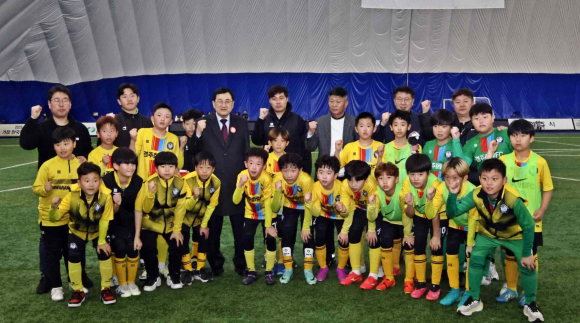 주낙영 경주시장이 지난 19일 ‘2024 GOLDEN City 경주 유소년 축구 페스티벌’이 열리고 있는 ‘경주 스마트 에어돔’을 찾아 출전 선수들을 격려하고 있다.
