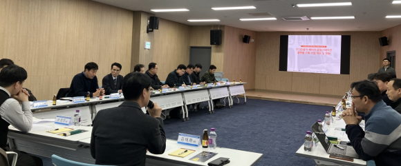 김태하 경주시 신성장산업과장이 배터리 공유스테이션 공사 착수 보고회에 참석해 의견을 제시하고 있다.