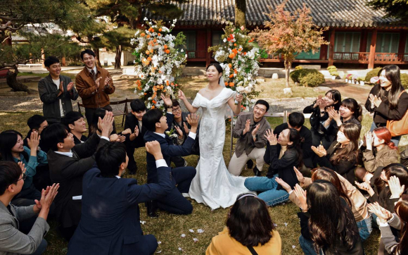 경주시가 예비부부·예비보모를 위한 다양한 지원에 나선 가운데, 지난해 ‘행복결혼식 지원’ 사업으로 경주문화원에서 열린 결혼식 모습.