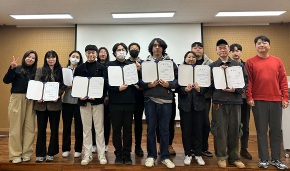 경주 청년센터에서 지난 14일 청년정책참여단 경청 3기 단원 위촉식 후 기념촬영을 하고 있다.
