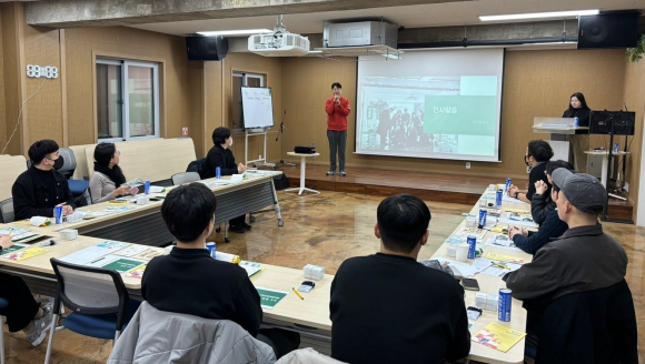 하주형 청년센터 팀장이 청년정책참여단 경청 3기 단원 위촉식 전 인사말을 하고 있다.