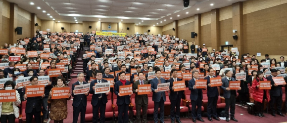 경주시원전범시민대책위원회, 동경주 주민 등 200명이 23일 국회의원회관에서 고준위 특별법 제정 촉구를 위한 퍼포먼스를 펼치고 있다.