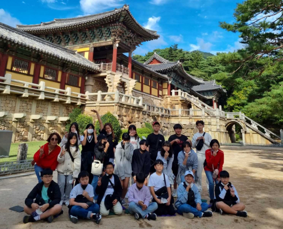 가을철 수학여행단이 불국사 앞에서 경주 방문 기념촬영을 하고 있다.