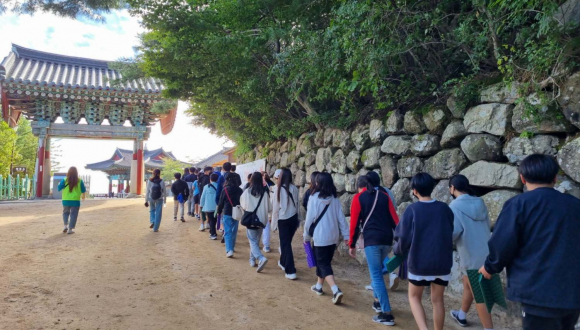 가을철 수학여행단이 석굴암으로 걸어가고 있다.