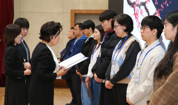 이동순 이사장이 23일 시청 대회의실에서 경주지역 출신 대학생에게 장학금을 전달하고 있다.