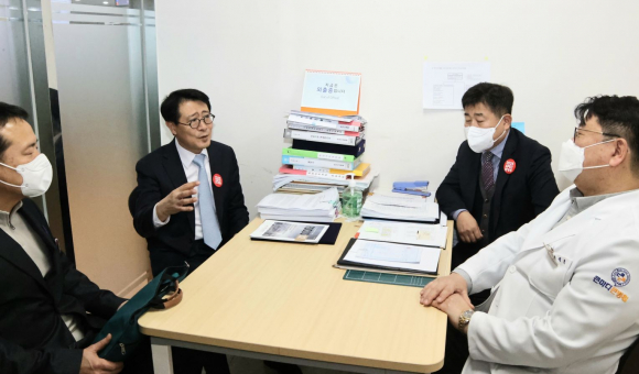 김성학 경주부시장이 전공의 집단 사직서 제출에 따른 현황 파악과 대책 논의를 위해 지역 주요병원을 26일 방문해 응급환자 진료에 문제가 없도록 협조를 당부하고 있다.
