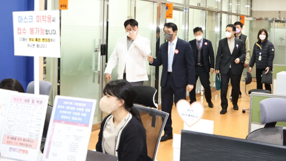 김성학 경주부시장이 전공의 집단 사직서 제출에 따른 현황 파악과 대책 논의를 위해 지역 주요병원을 26일 방문해 응급환자 진료에 문제가 없도록 협조를 당부하고 있다.