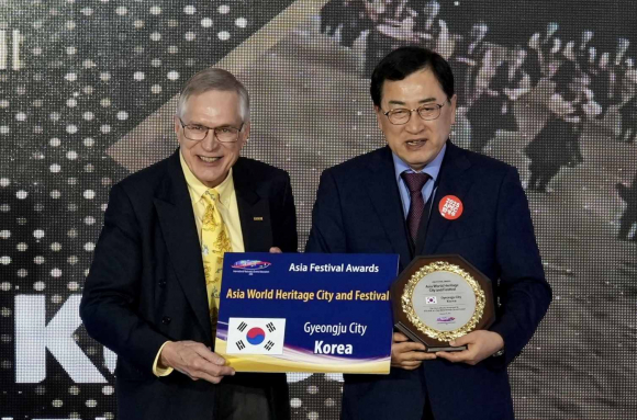 주낙영 시장이 28일 태국 파타야 자인호텔에서 열린 아시아 페스티벌 어워즈에 참석해 베스트 세계유산도시와 축제 부문 대상을 수상한 후 기념촬영을 하고 있다