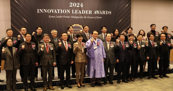지난달 27일 FKI 타워 컨퍼런스센터에서 대한노인회 중앙회 주관으로 열린 2024년 혁신리더대상 시상식에서 주낙영 경주시장이 행정발전 및 지역사회공헌 부문에서 혁신리더 행정대상을 수상했다.