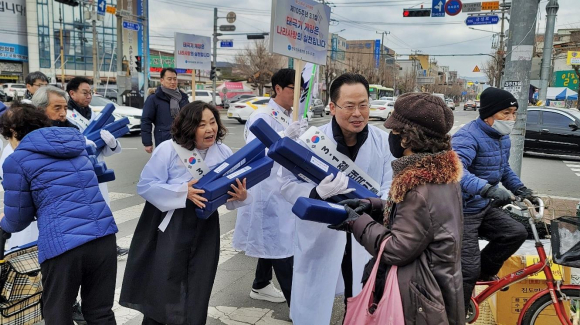 한국자유총연맹 경주시지회 회원들이 지난 27일 중앙시장 일원에서에서 태극기 달기 캠페인 실시했다.