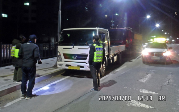 경주시가 8일 새벽 차고지 외 밤샘주차를 하는 화물자동차 및 전세버스에 대해 행정 조치를 내리고 있다.