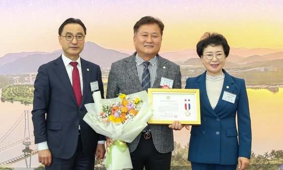 경주시의회 정희택 의원이 대한민국시군자치구의회의장협의회 제257차 시도대표회의에서 2024년도 ‘지방의정봉사상’을 수상했다.