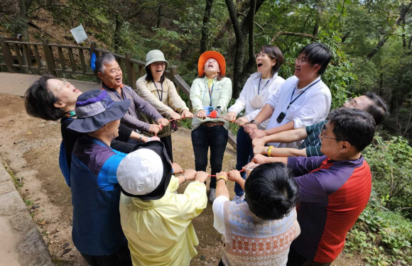 지난해 진행된 칠불암 5감 힐링체험 중 7행운을 잡아라 프로그램.