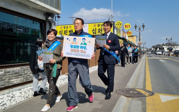 경주시 홍보담당관 직원, 홍보자문위원회, SNS알리미 등 40명이 18일 황리단길에서 APEC 정상회의 성공적 개최를 위한 손님맞이 친절 캠페인을 전개하고 있다.