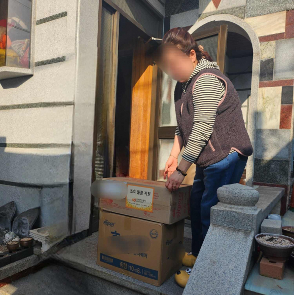 치매환자 보호자가 택배로 받은 조호물품을 확인하고 있다.