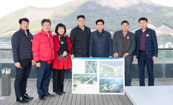 경주시의회 문화도시위원회는 20일 관계자들과 함께 경주 종합운동장 및 경주 식물원(라원)의 추진상황을 점검하기 위해 현장방문을 실시했다.
