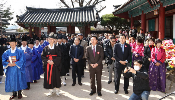 경주 숭덕전을 비롯한 3전(三殿) 춘향대제가 박씨, 석씨, 김씨 등의 후손과 유림들이 참석한 가운데 20일 오전에 일제히 봉행했다.