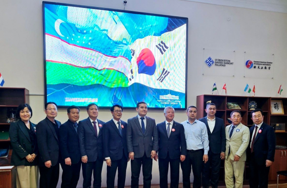 김성학 경주시장이 20일 사마르칸트 상공회의소에서 오이벡 함라예브 사마르칸트 부주지사와 사마르칸트 상공회의소 관계자와 함께 기념촬영을 하고 있다.
