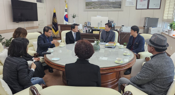 경주교육지원청은 지난 22일 교육장실에서 경주 불씨나눔회 장학금 500만원 전달식을 가졌다.