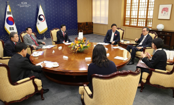 경주시와 경북도는 27일 정부서울청사 내 외교부를 찾아 2025 APEC 정상회의 경주 유치의 의미와 개최 최적지로서 강점을 적극 건의하고 있다.