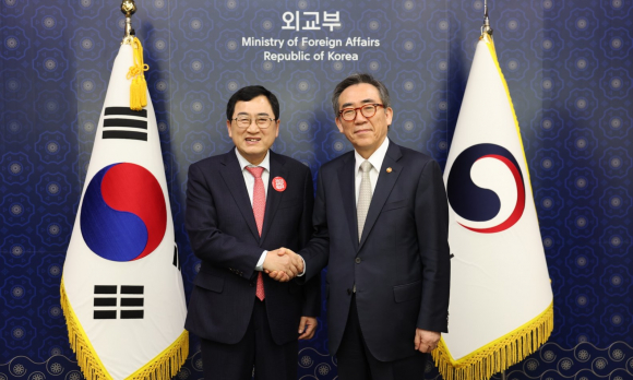 주낙영(좌측) 경주시장이 27일 정부서울청사에서 조태열 외교장관을 만나 2025 APEC 정상회의 경주 개최를 건의한 후 기념촬영을 하고 있다.