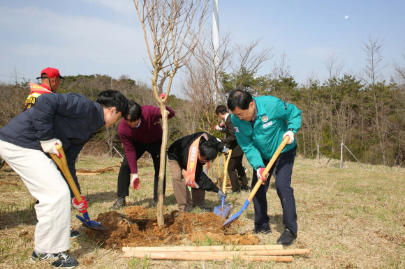 제79회 식목일을 맞아 지난 29일 문무대왕면 장항리 토함산경관숲 일원에서 나무심기 행사가 진행되고 있다.