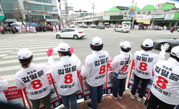 4월 2일 중앙시장 네거리에서.