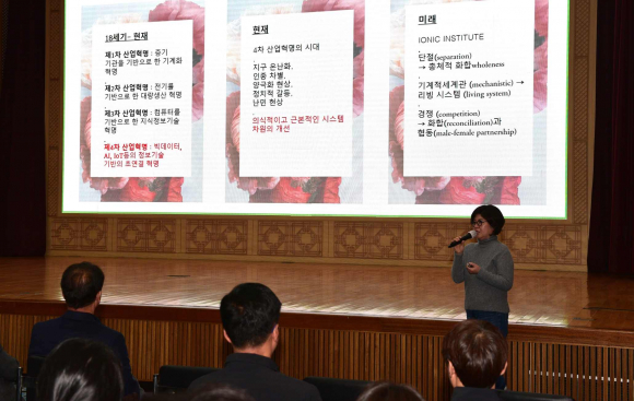 경북문화관광공사는 지난 3월 29일 공사 대회의장에서 임직원과 지자체 관광 업무 담당 공무원, 보문관광단지 내 숙박업체 관계자 등 100여 명을 대상으로 ‘호텔에 관한 거의 모든 것’이라는 주제로 명사 초청 특강을 실시했다.