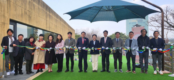 2024 경북우수작가전 개막 테이프 커팅 모습. (왼쪽부터) 홍진식 문경지부장, 변하원 의성지부장, 윤명희 영주지부장, 엄순정 울진지부장, 서현희 구미지부장, 김복자 상주지부장, 장개원 경산지부장, 주낙영 경주시장, 정경민 경상북도의회 문화환경위원, 김남일 공사 사장, 박임관 경주문화원부원장, 지승호 한국미술협회경북지회장, 김성석 상주예총회장, 이은도 청송지부장