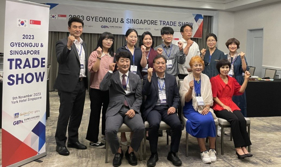경주 지역 식품업체 10곳이 지난해 12월 싱가포르에서 열린 수출상담회에 참석해 기념촬영을 하고 있다.