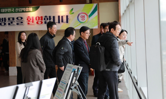 경주엑스포공원에서 산림박람회 현장평가단이 3월 26일 현장을 둘러보고 있다.